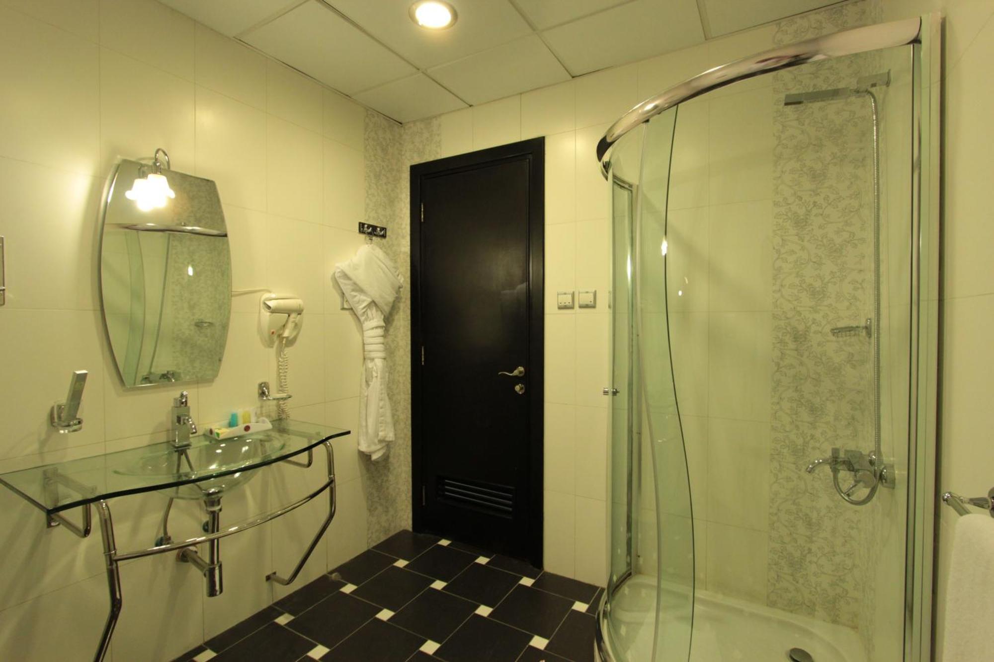 아와리브 인터내셔널 호텔 타이프 객실 사진 A shower cubicle