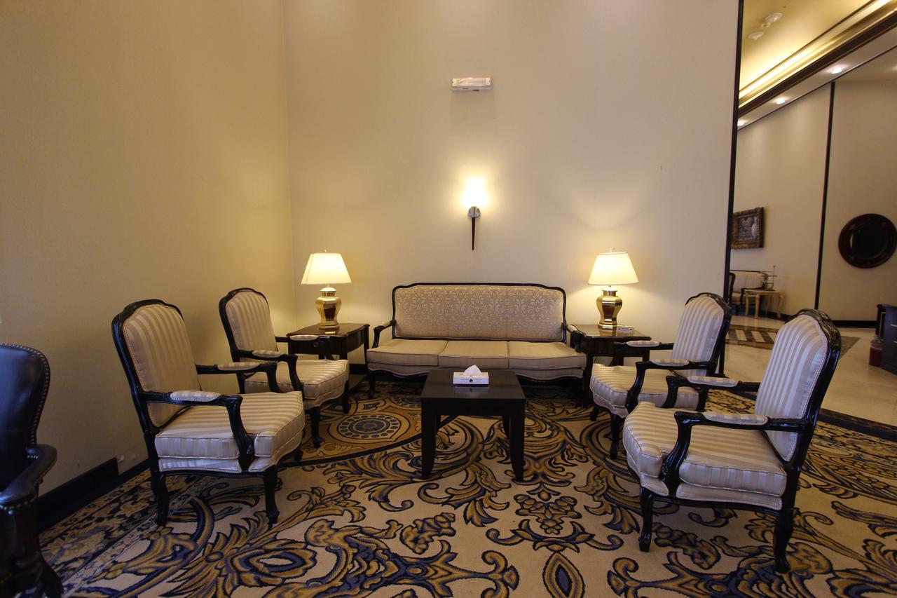 아와리브 인터내셔널 호텔 타이프 외부 사진 A living room in the hotel