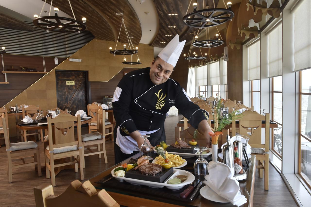 아와리브 인터내셔널 호텔 타이프 외부 사진 A chef at work