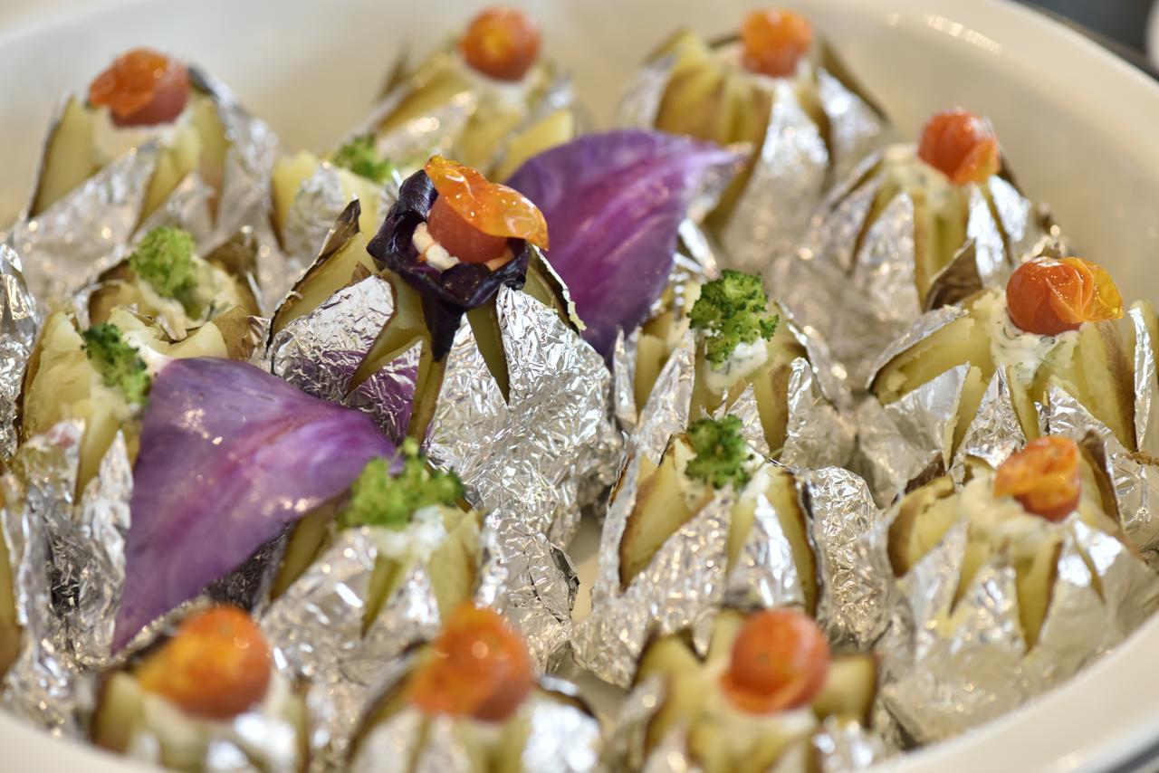 아와리브 인터내셔널 호텔 타이프 외부 사진 Indian sweets