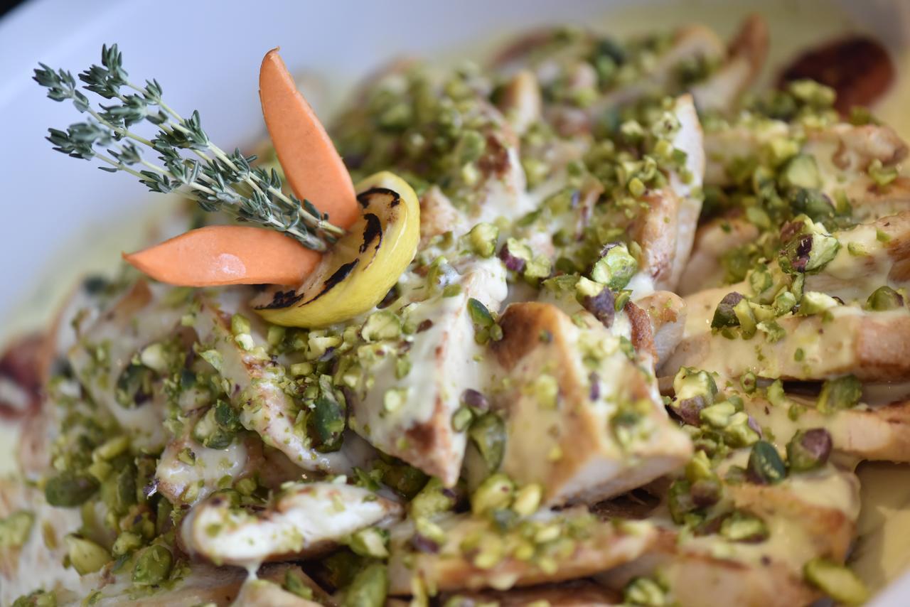 아와리브 인터내셔널 호텔 타이프 외부 사진 Chicken salad