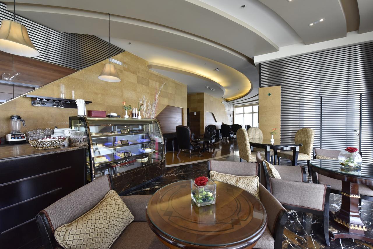 아와리브 인터내셔널 호텔 타이프 외부 사진 The lounge at the airport