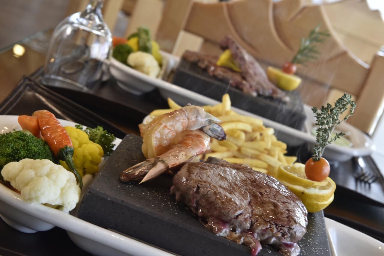 아와리브 인터내셔널 호텔 타이프 외부 사진 A steak and shrimp dinner