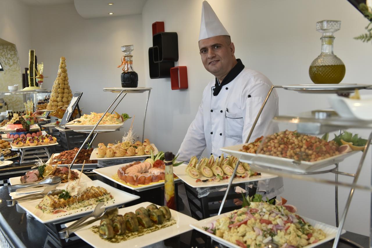 아와리브 인터내셔널 호텔 타이프 외부 사진 A buffet at a hotel