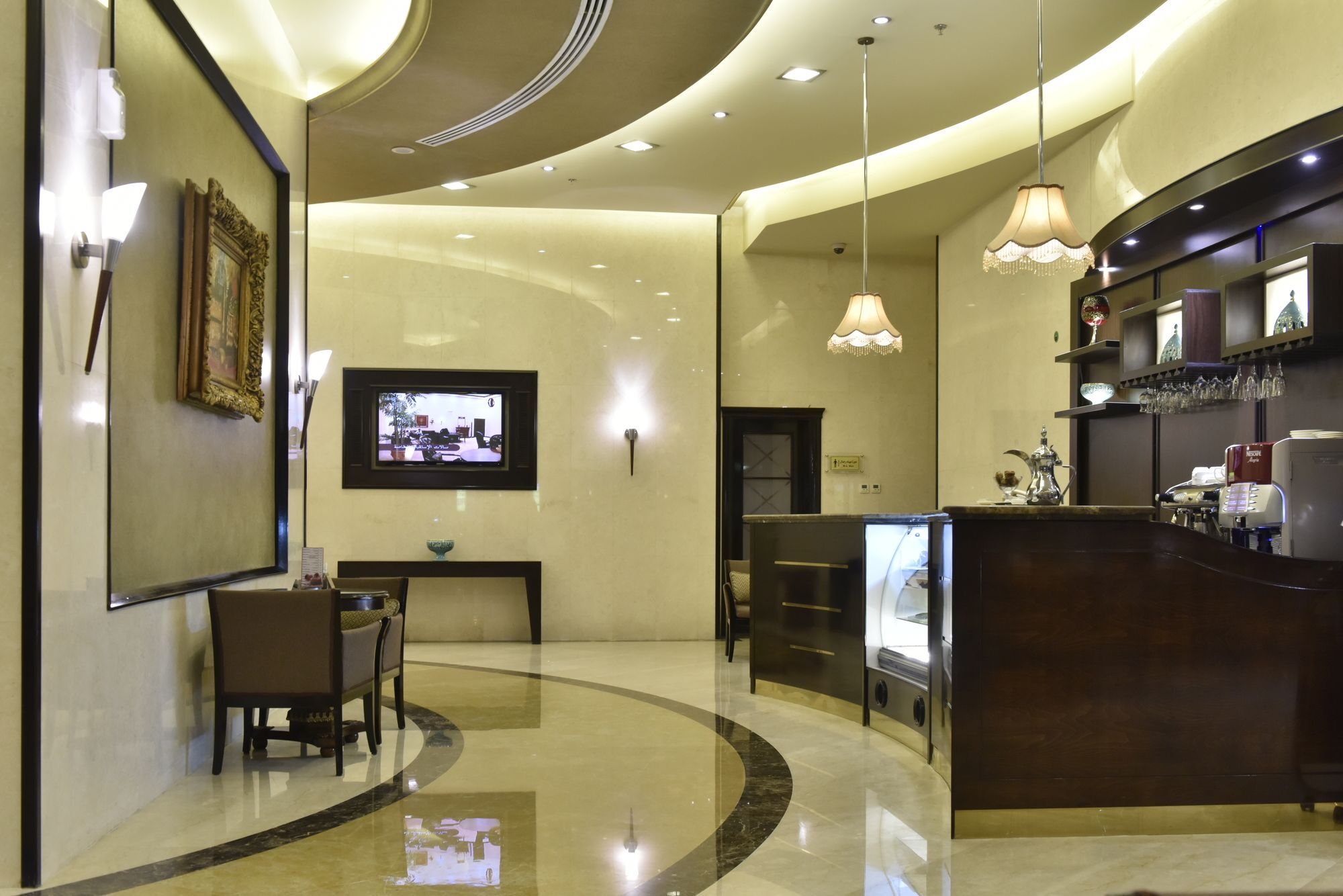 아와리브 인터내셔널 호텔 타이프 외부 사진 The lobby of the hotel